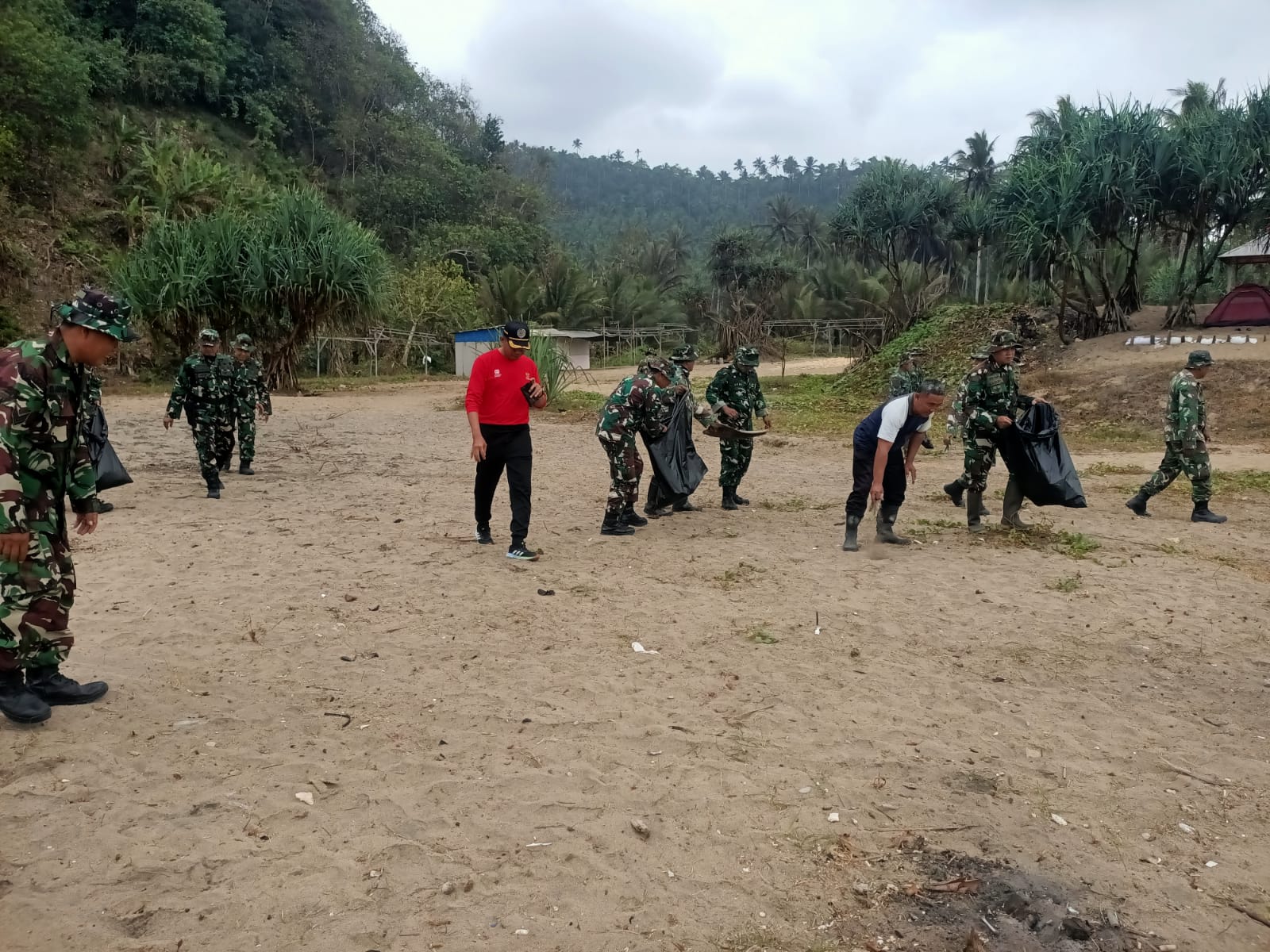 Jelang HUT ke-81 TNI, Koramil Kalidawir Bersama Forkopimcam dan Warga Bersihkan Pantai Dlodo