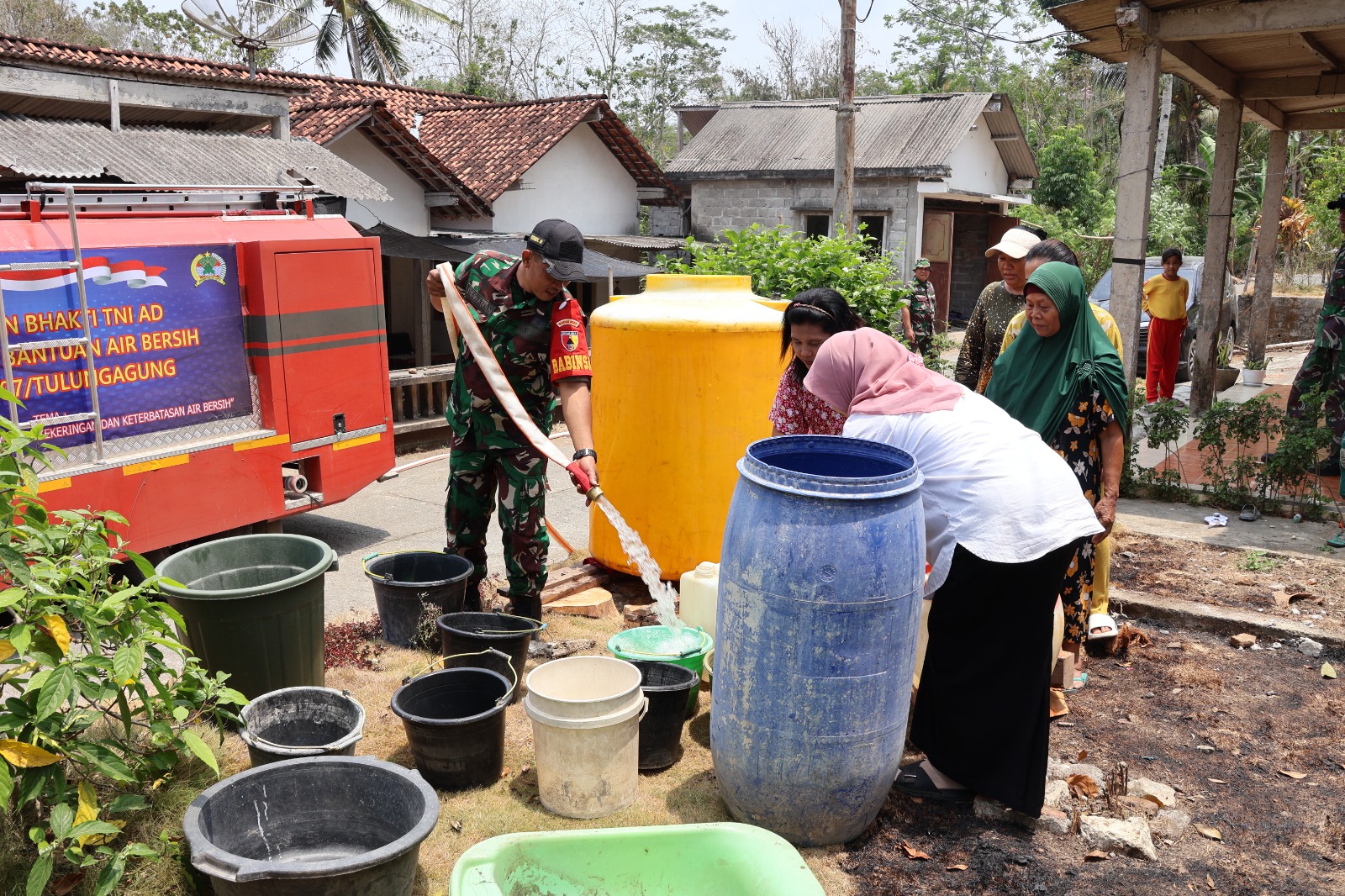 Kesulitan Air Bersih, Kodim Tulungagung Salurkan Bantuan ke Warga Kresikan dan Pakisrejo